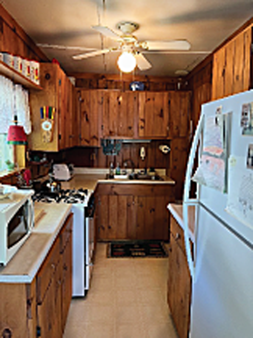 This vacation cottage includes a full kitchen and other amenities.