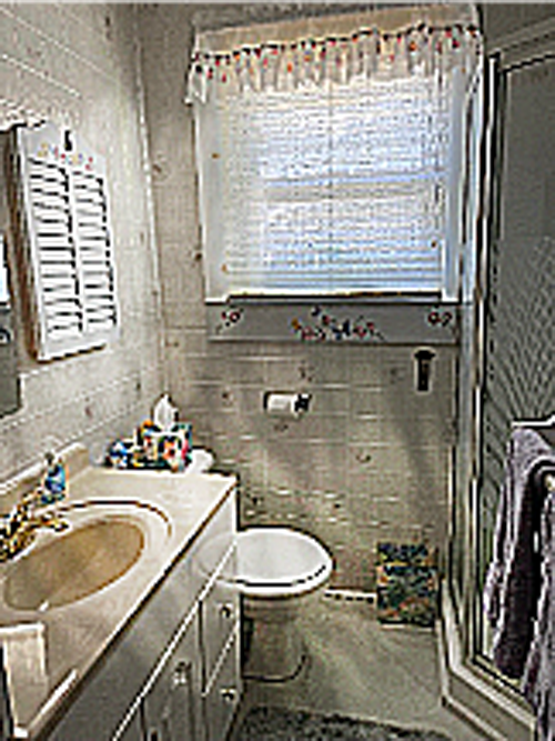 A full bathroom accompanies this vacation cottage.