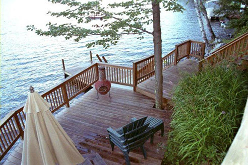 The deck, by contrast, is exquisite and provides extra living space. 